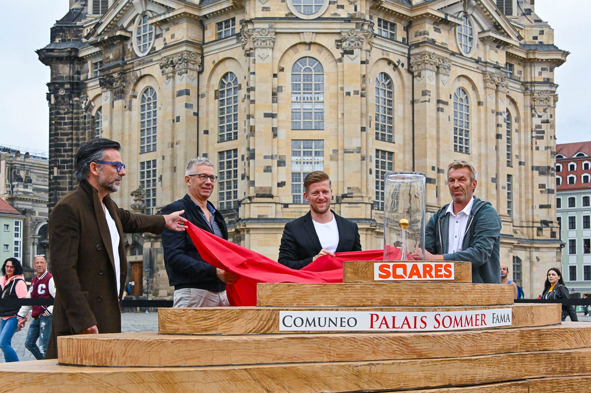 Weltpremiere „1.000 Goldene Sphären“
